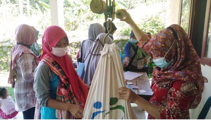POSYANDU BALITA TERATAI BERIKAN PMT DAN OBAT CACING 01