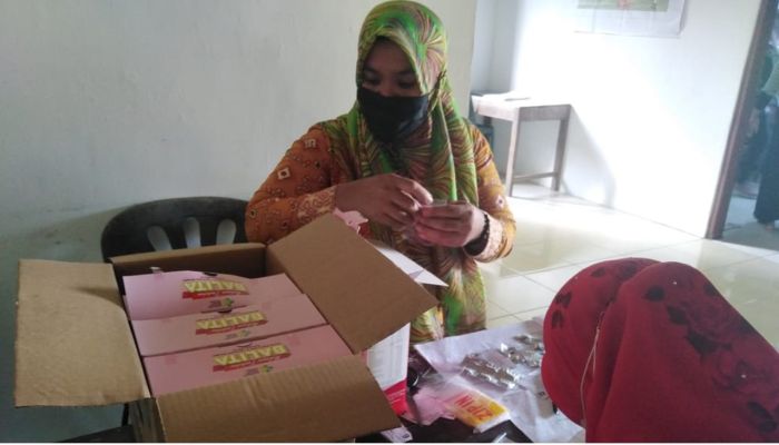 POSYANDU BALITA TERATAI BERIKAN PMT DAN OBAT CACING