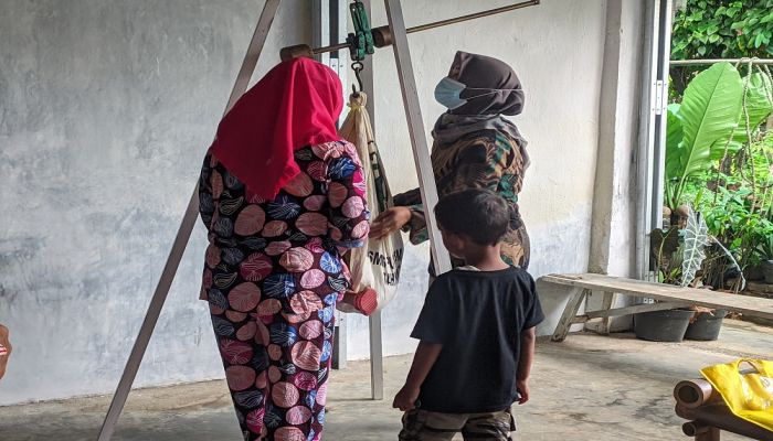 PEMBERIAN OBAT CACING DAN PMT DI POSYANDU MAWAR DUSUN KRAJAN 01