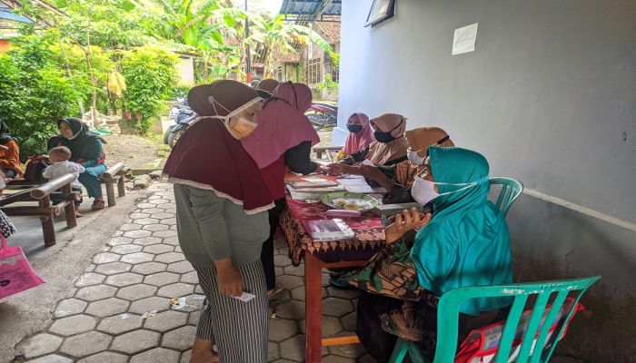 PEMBERIAN OBAT CACING DAN PMT DI POSYANDU MAWAR DUSUN KRAJAN 02