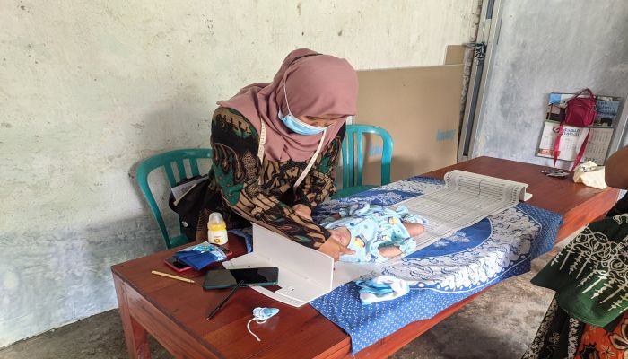 PEMBERIAN OBAT CACING DAN PMT DI POSYANDU MAWAR DUSUN KRAJAN